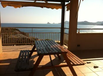 Atractivo apartamento junto al mar con preciosas vistas e inmensa terraza.
