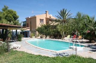 Gran casa con encanto para mximo 24 personas a las afueras de Alicante con piscina y barbacoa.